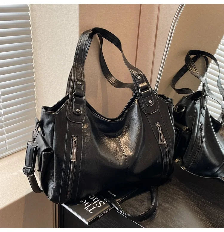 Sac à main de cours à zip Alba noir en cuir, format pratique avec fermeture à zip, design artisanal parisien.